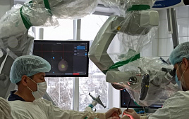 Десять нейрохирургических операций провели в Ресбольнице с помощью нового операционного микроскопа