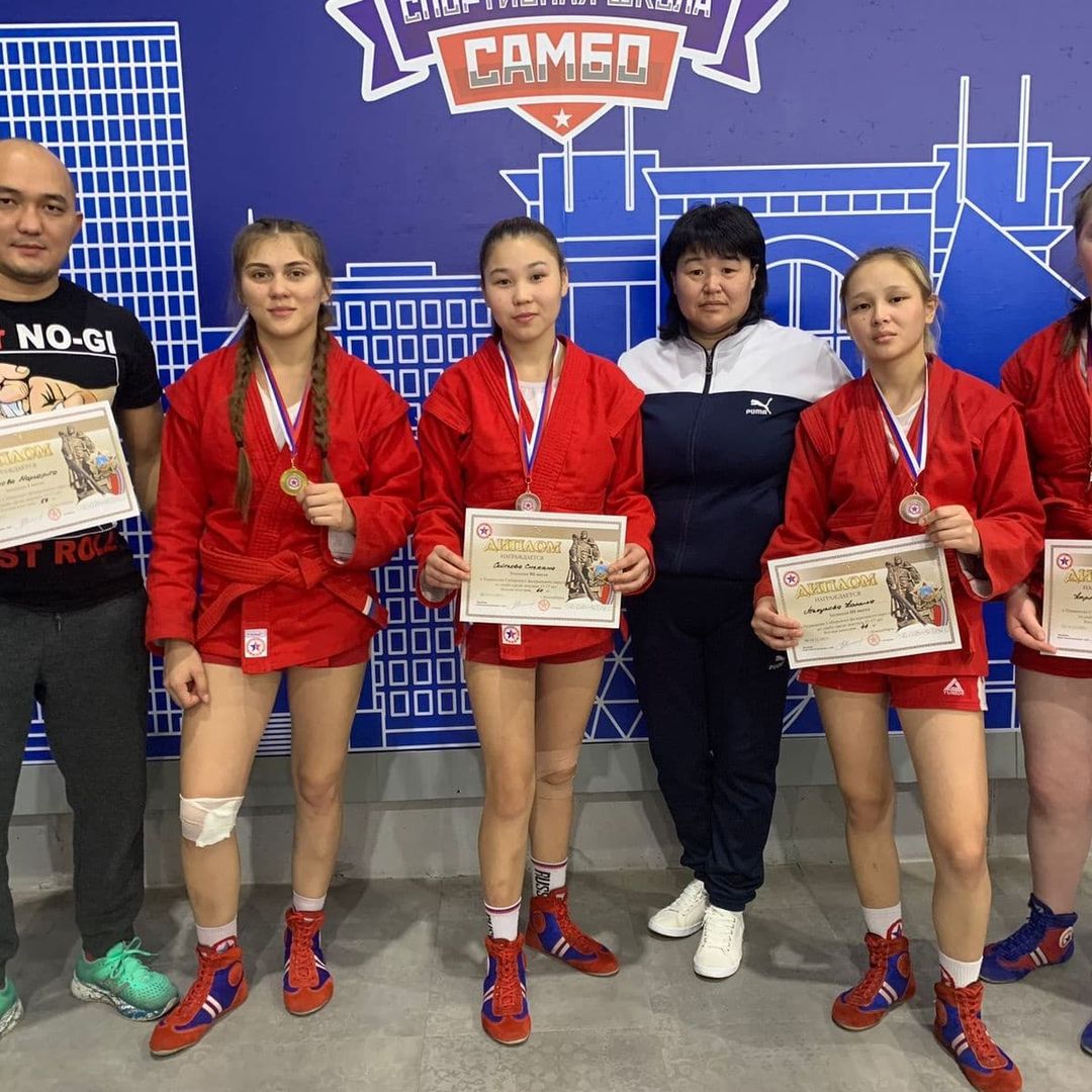 Алтайские спортсмены успешно выступили на чемпионате Сибири по самбо
