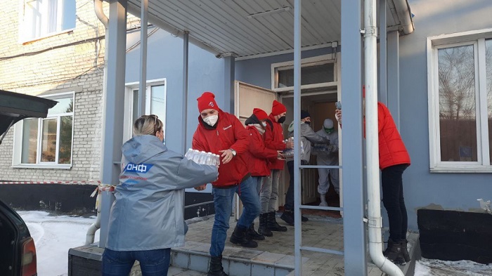 Волонтеры #МыВместе доставили бутилированную воду в ковидный госпиталь Горно-Алтайска