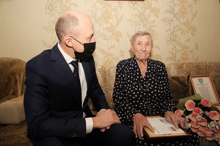 Олег Хорохордин поздравил жительницу Маймы со 100-летним юбилеем