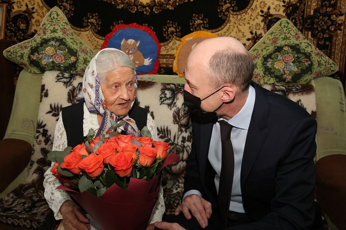 Олег Хорохордин поздравил жительницу Горно-Алтайска со 100-летним юбилеем