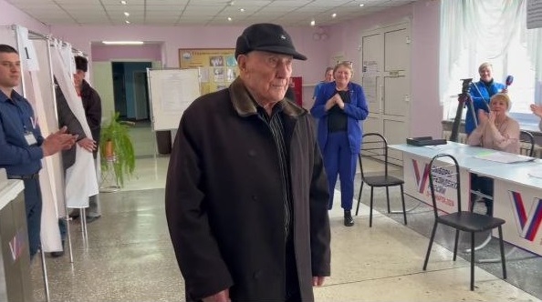 100-летний избиратель проголосовал на выборах в Горно-Алтайске