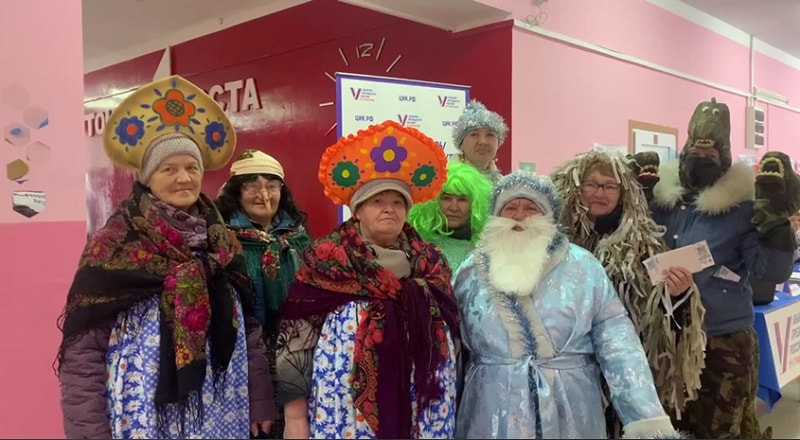 В Республике Алтай на избирательный участок пришли сказочные персонажи