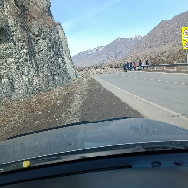 Дорожники устраняют последствия камнепада на Чуйском тракте в Республике Алтай