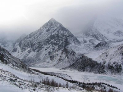 Алтайские спасатели эвакуировали пострадавшего в горах туриста
