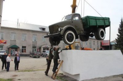 Памятник раритетному грузовику отремонтировали в Горно-Алтайске