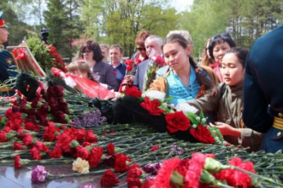 Сотрудники постпредства возложили цветы к памятнику воинам-сибирякам