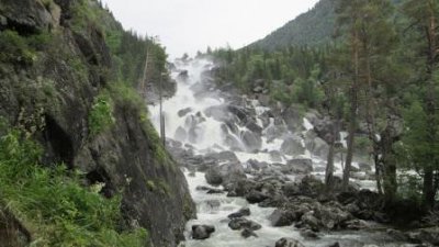 Дежурный пункт на тропе к водопаду Учар работает в Алтайском заповеднике