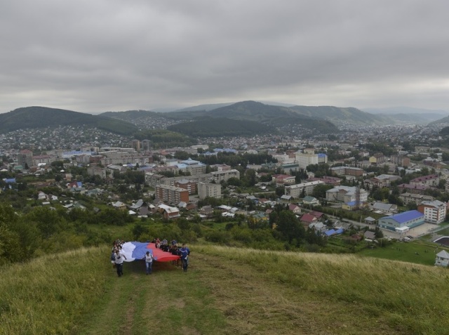 Молодые патриоты развернули 40-метровый триколор в Горно-Алтайске