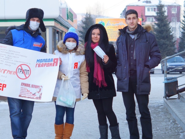 Жителям Горно-Алтайска раздали защитные маски от гриппа