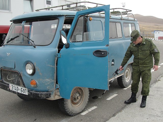 Пограничники Республики Алтай обнаружили тайник в автомобиле гражданина Монголии
