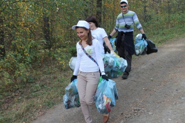«Фронтовики» убрали мусор вдоль экологической тропы на горе Комсомолка в Горно-Алтайске