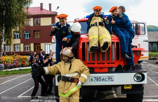 Учащиеся кадетских классов МЧС в Горно-Алтайске знакомятся с азами пожарного дела