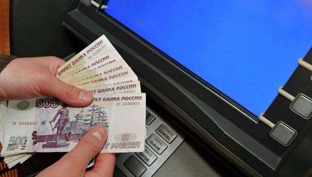 Охранник одного из торговых центров столицы забрал чужие деньги из банкомата