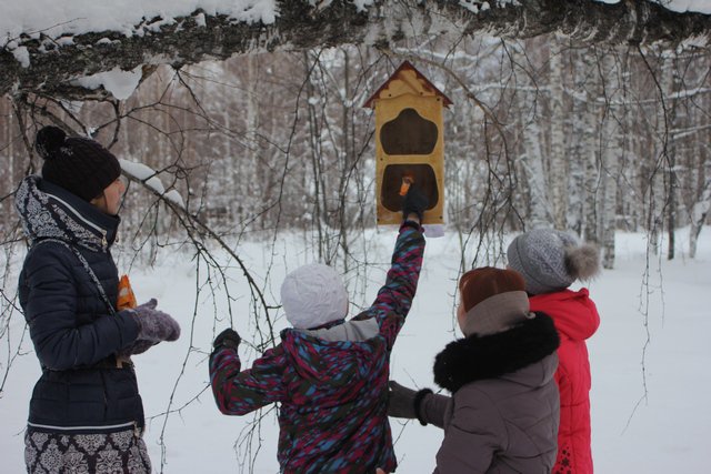 В Катунском заповеднике сезон зимней подкормки птиц начали с празднования Синичкиного дня