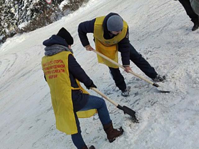 Волонтеры очищают улицы города от снега