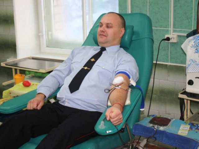 В Горно-Алтайске сотрудники Госавтоинспекции приняли участие в акции по сдаче крови