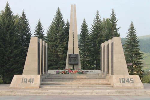 Горно-Алтайскими полицейскими проводится проверка по факту поджога венков на мемориале