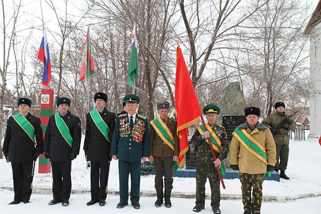 Ветеранам пограничной службы Республики Алтай вручили копию боевого знамени пограничников Дальнереченска