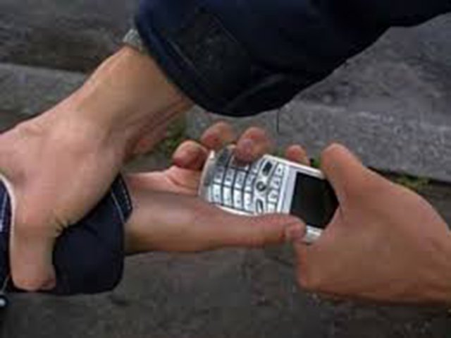В Горно-Алтайске вора мобильного телефона задержали через час после кражи