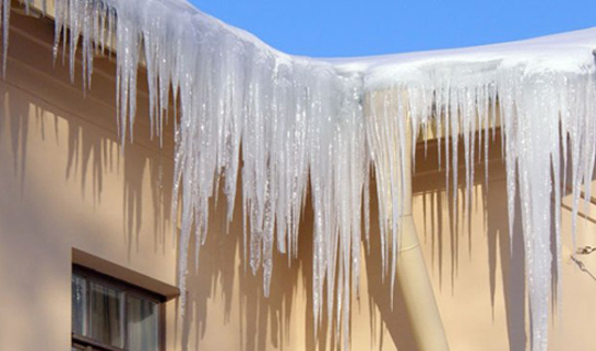 Администрация города Горно-Алтайска просит очистить крыши домов от снега и льда