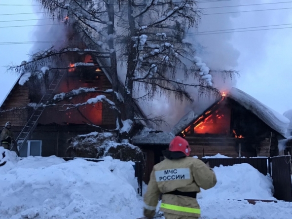 Опрокинутый газовый баллон стал причиной крупного пожара в жилом доме