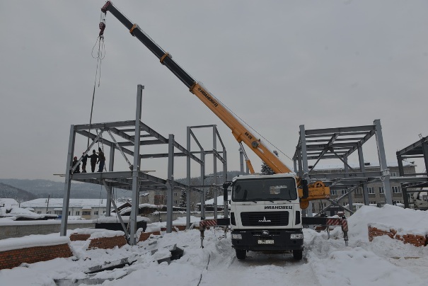 Александр Бердников осмотрел ход строительства Центра спортивной акробатики