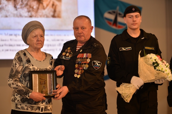 Поисковики торжественно вручили медальон погибшего солдата Великой Отечественной войны его дочери
