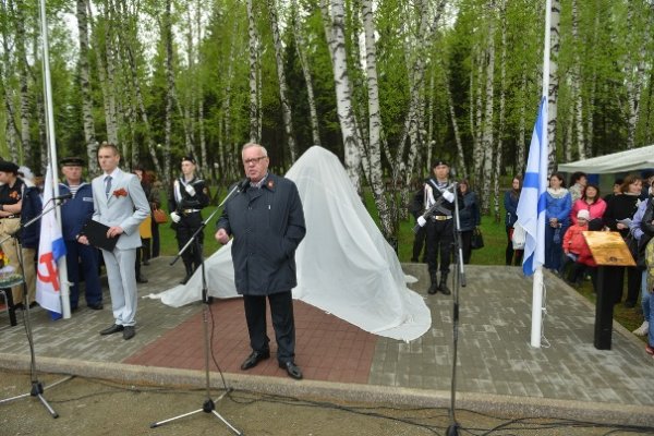 Глава республики Александр Бердников открыл памятник военным морякам и морским пехотинцам