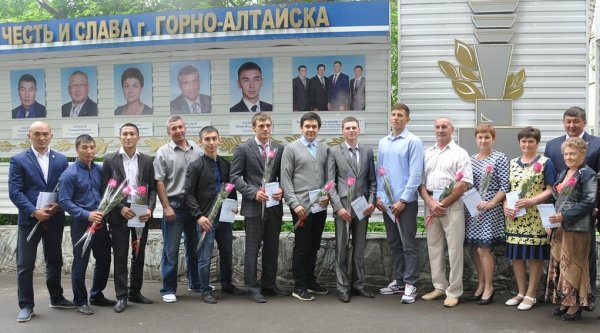 В Горно-Алтайске открыли обновленную спортивную доску почета