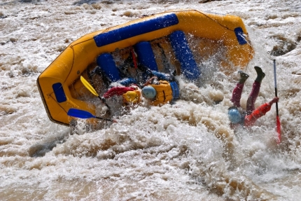 Во время сплава по реке Катунь перевернулся рафт с туристами