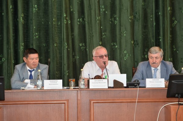 Александр Бердников провел совещание с сельхозтоваропроизводителями