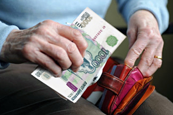 Мошенник, представившийся сотрудником банка, похитил у пенсионерки более 30 тысяч рублей