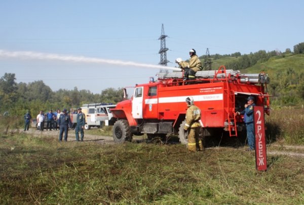 В Горно-Алтайске прошли соревнования по пожарному биатлону и боевому развертыванию