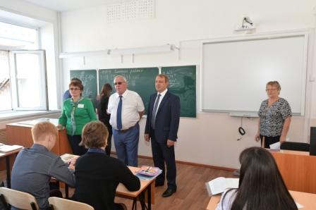 Александр Бердников осмотрел условия обучения школьников Горно-Алтайска