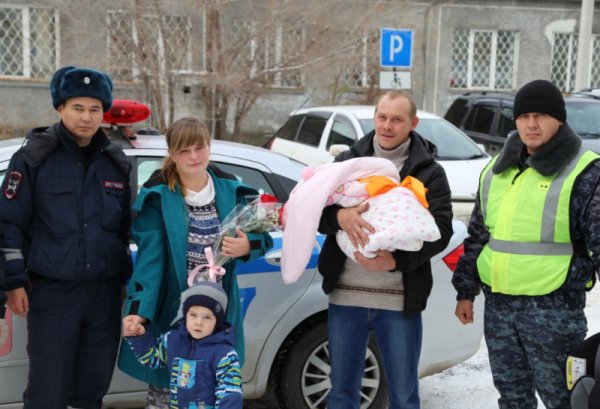 Госавтоинспекторы Республики Алтай помогли жительнице Чемала добраться до роддома