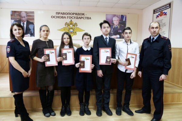 В День Конституции школьникам Горного Алтая вручили паспорта