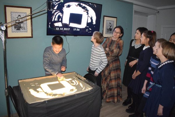 Школьников Горно-Алтайска научили рисованию песком на стекле