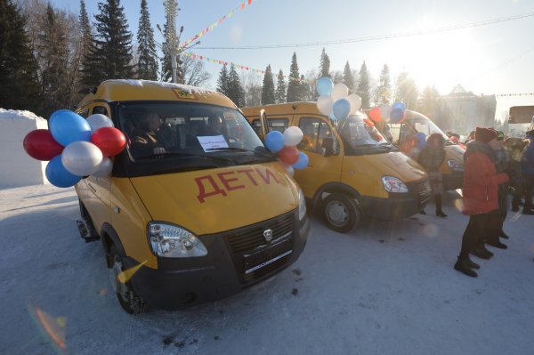 Ключи от новых школьных автобусов вручили в Республике Алтай
