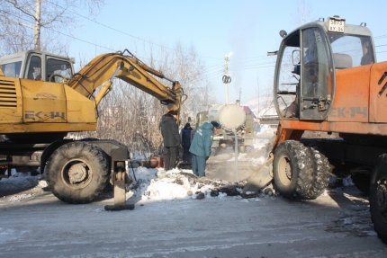 Фоторепортаж: Как ликвидировали аварию на водопроводе в Горно-Алтайске