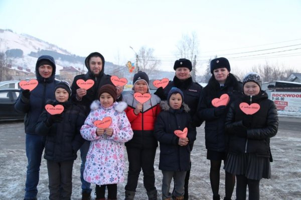 В День Святого Валентина автоинспекторы, совместно с юными помощниками из отряда ЮИД, провели акцию « Я люблю ПДД»