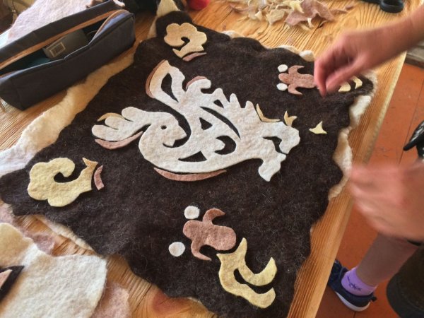 Жительниц Алтая обучили "пазырыкской" технике изготовления войлочных изделий