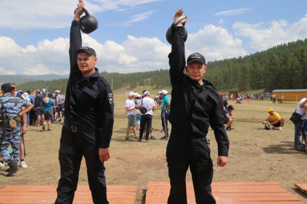 Сотрудники отряда специального назначения «Гром» МВД по Республике Алтай стали призерами соревнований по гиревому спорту