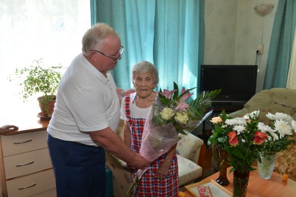 Александр Бердников поздравил жительницу Чемальского района с 95-летием
