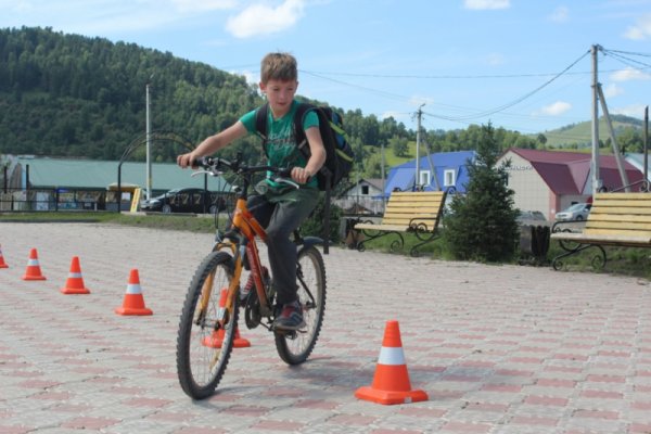 Автоинспекторы и волонтеры провели «Праздник велобезопасности» для юных велосипедистов Майминского района