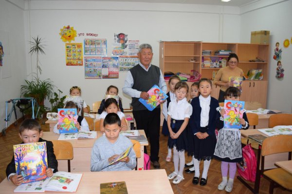 Школьникам Республики Алтай вручили журнал «Солоны»