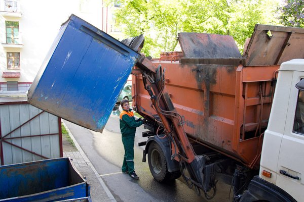 Жителей просят сообщать о случаях несвоевременного вывоза твердых коммунальных отходов