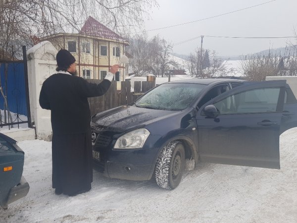 В Горно-Алтайске провели освящение автомобилей