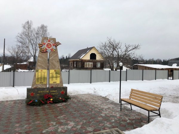 Александр Бердников в Уймене открыл памятник погибшим в годы войны
