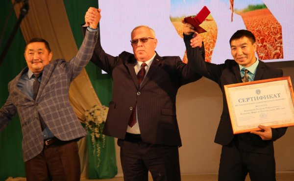 Александр Бердников поощрил Родиона Асканакова за победу на чемпионате мира по самбо